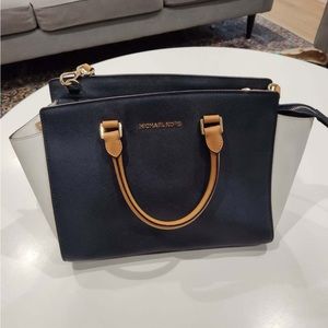 Authentic Michael kors pocketbook, preloved with dust bag.